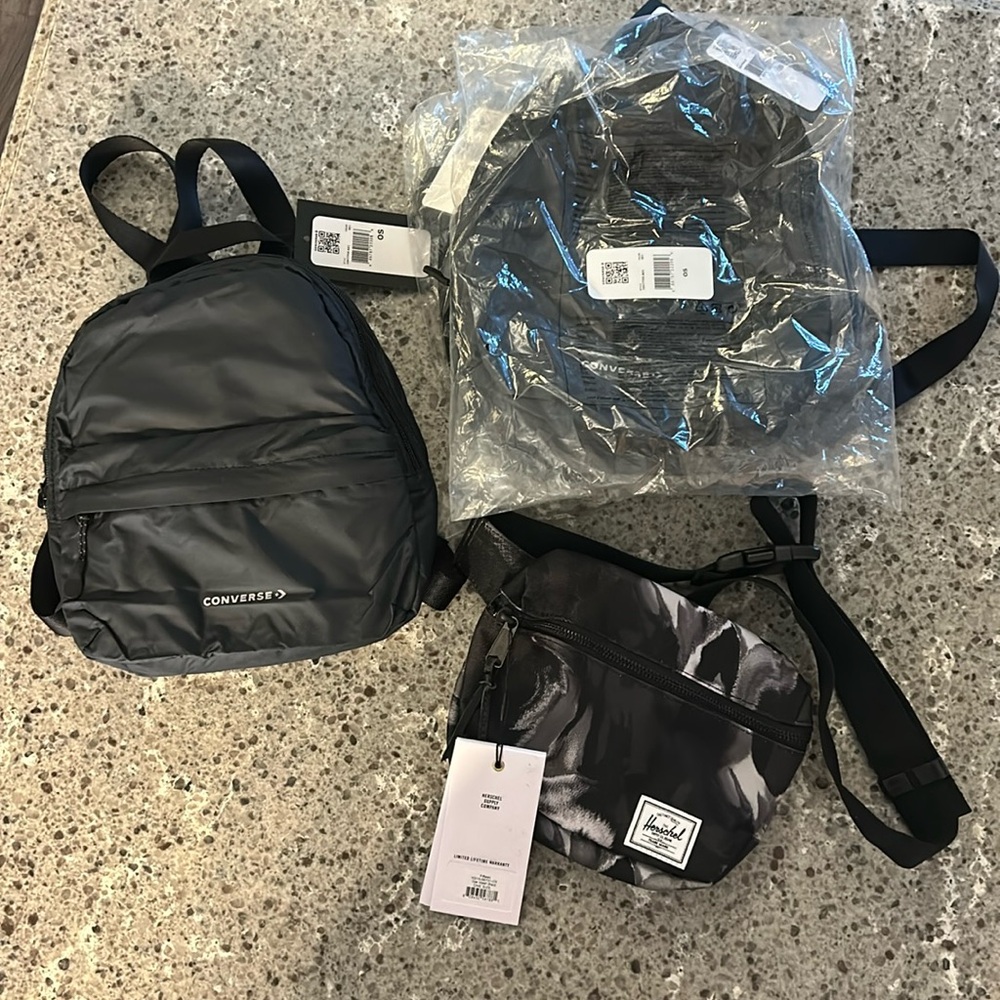 Converse Backpack, black (x4), Herschel Supply Co.
Fifteen Pack - 2L, Black, NWT